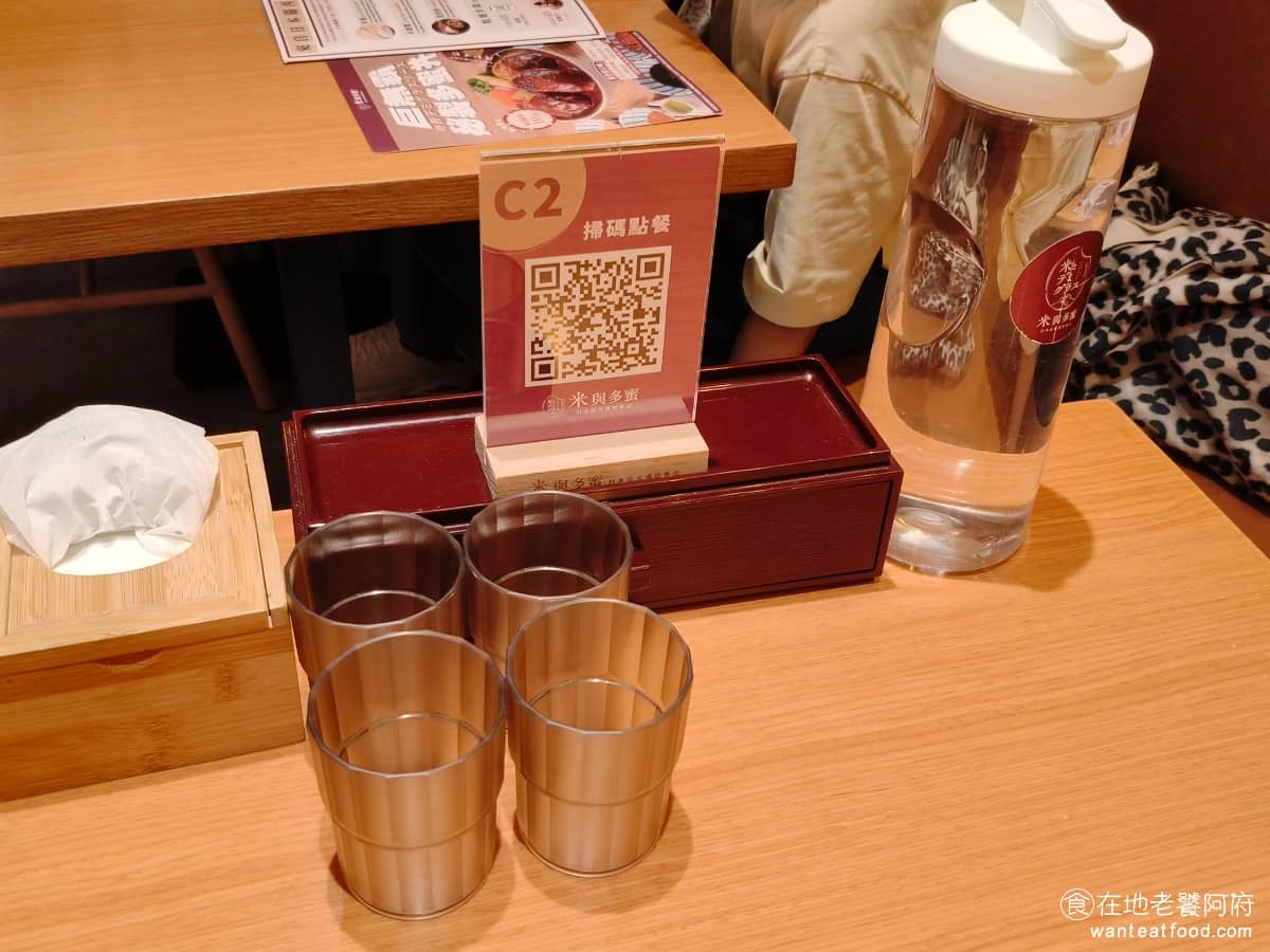米與多蜜南港店 米與多蜜南港店菜單 米與多蜜南港店推薦 南港區美食 南港美食 南港軟體園區美食 每個座位上備有開水壺、水杯、面紙和筷子，桌上沒有放調味料，需要的話得自行到飲料區旁取用。採用 QR Code 點餐，操作算方便，廚房出菜效率不錯，即使客滿，也不用等太久。 @在地老饕阿府