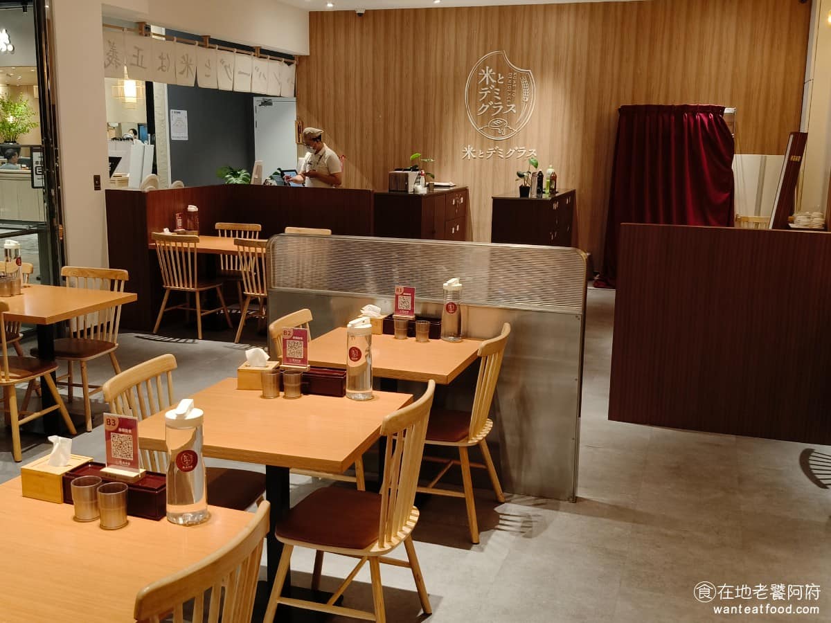 米與多蜜南港店 米與多蜜南港店菜單 米與多蜜南港店推薦 南港區美食 南港美食 南港軟體園區美食 《米與多蜜 南港店》主打「米、多蜜醬、炭火漢堡排」三元素，強調選材實在、不添加調味料或添加物，走的是日式職人定食的路線。 @在地老饕阿府