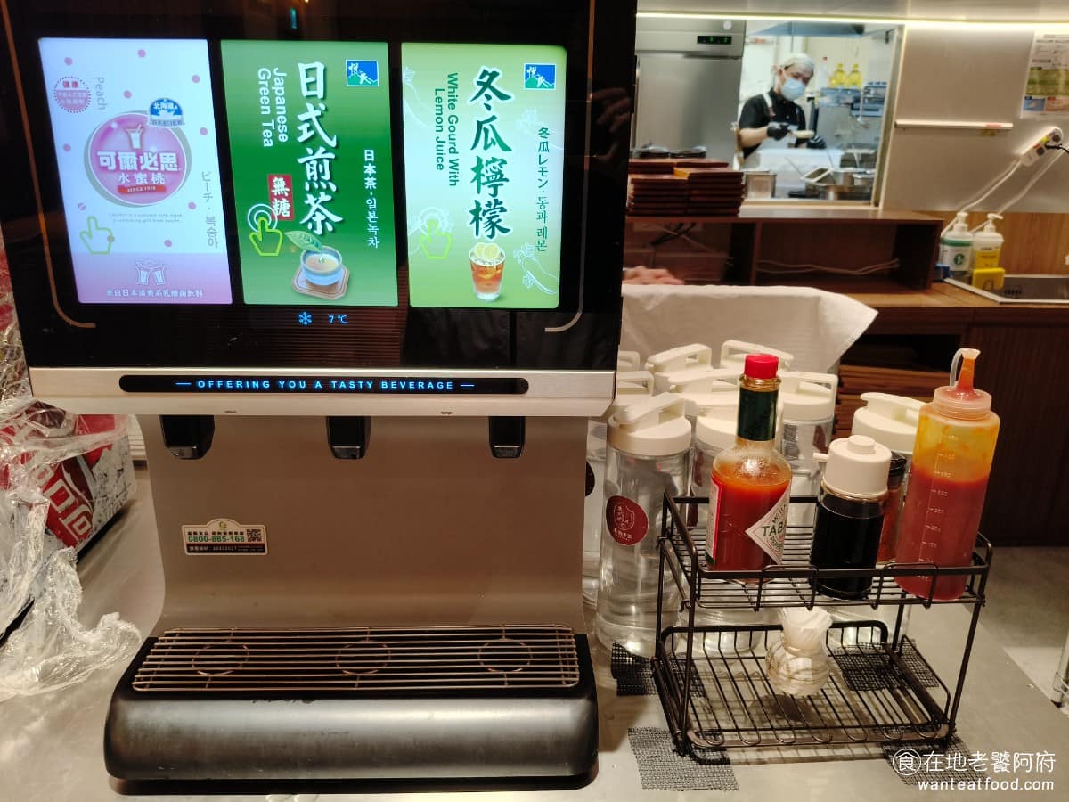 米與多蜜南港店 米與多蜜南港店菜單 米與多蜜南港店推薦 南港區美食 南港美食 南港軟體園區美食 內用規定每人需點一份套餐作為低消，6歲以下兒童免低消，醬料區和飲料機可以自行取用。飲料有提供日式檸檬茶、檸檬，和可爾必思水蜜桃。 @在地老饕阿府