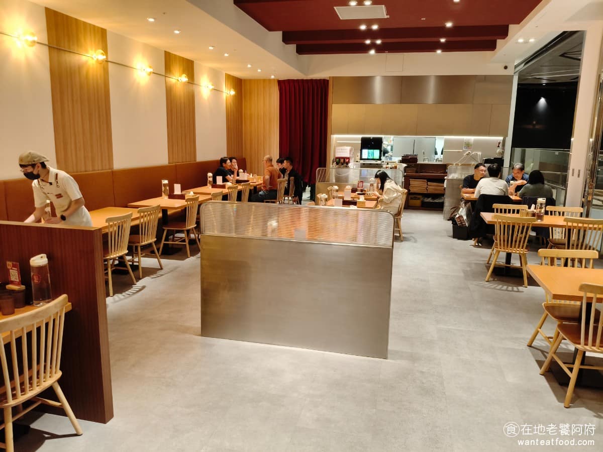 米與多蜜南港店 米與多蜜南港店菜單 米與多蜜南港店推薦 南港區美食 南港美食 南港軟體園區美食 餐廳延續日式木質調設計風格，整體樸實溫潤，和常見的日式連鎖餐廳裝潢類似，店內座位約四十多個，空間不算大。 @在地老饕阿府