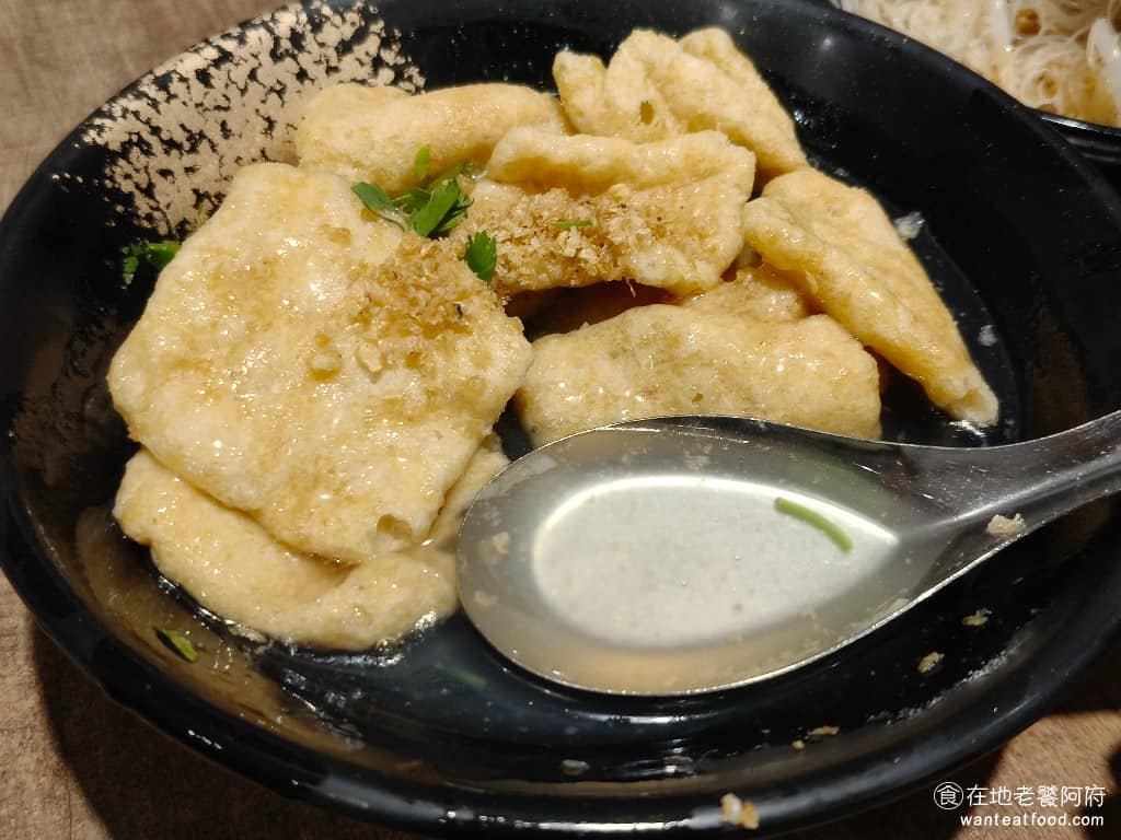 企鵝文肉羹店 企鵝文肉羹店菜單 企鵝文肉羹店推薦 大同區美食 大同美食 雙連美食 台灣小吃 肉羹 炒米粉 湯頭喝起來非常的清甜，喝得到淡淡的柴魚香味，只有微微的勾芡，不會特別的濃稠，搭配著蒜片的蒜香味，喝起來非常的清爽，喝完完全不會覺得口乾舌燥。 @在地老饕阿府