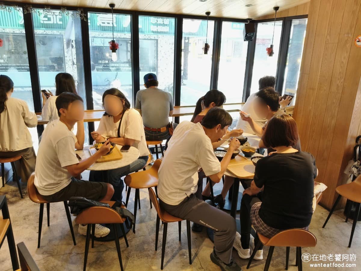 秘方雪人兄弟大安店 秘方雪人兄弟大安店菜單 秘方雪人兄弟大安店推薦 大安區美食 大安美食 室內空間不算大,大約只有四張圓桌,加上窗邊長桌,可以容納二十人左右,座位間距不算擁擠,但用餐尖峰時段,還是容易客滿。 @在地老饕阿府