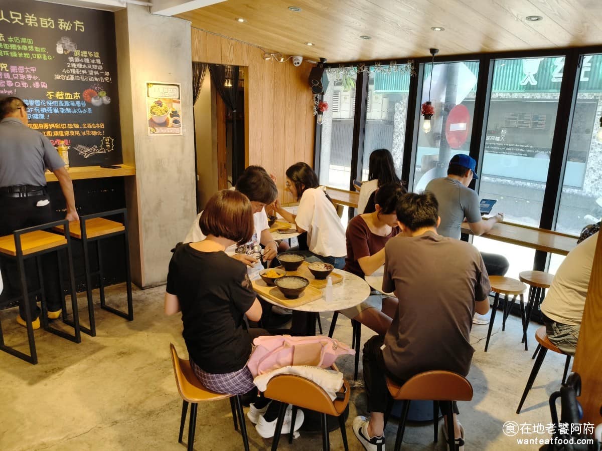秘方雪人兄弟大安店 秘方雪人兄弟大安店菜單 秘方雪人兄弟大安店推薦 大安區美食 大安美食 店內走木質裝潢路線,風格偏文青簡約,小空間裡還設有洗手間跟洗手台。 @在地老饕阿府