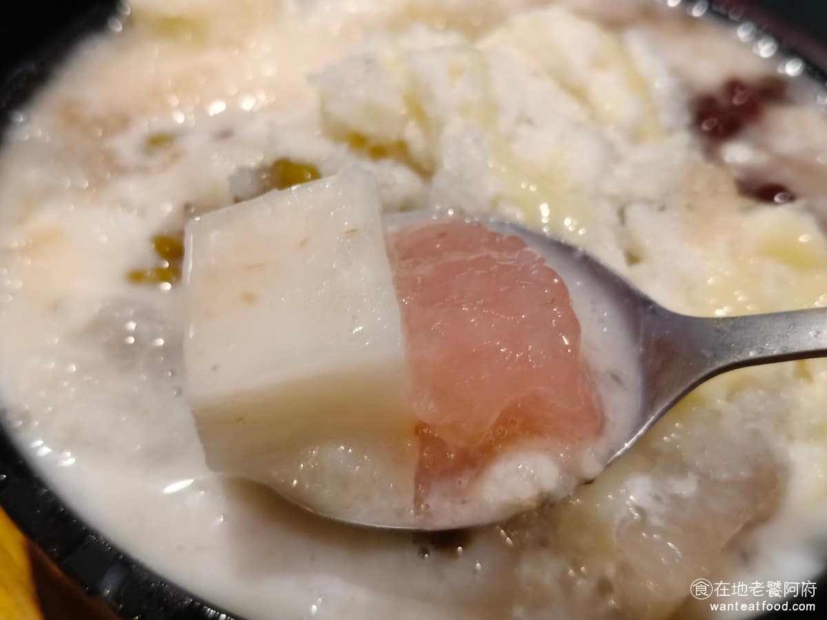 秘方雪人兄弟大安店 秘方雪人兄弟大安店菜單 秘方雪人兄弟大安店推薦 大安區美食 大安美食 杏仁粿 外觀類似素食蘿蔔糕,口感軟Q杏仁味濃郁,是熟客口中的人氣單品,杏仁味比較重,喜歡杏仁味道的人,完全必吃。 @在地老饕阿府