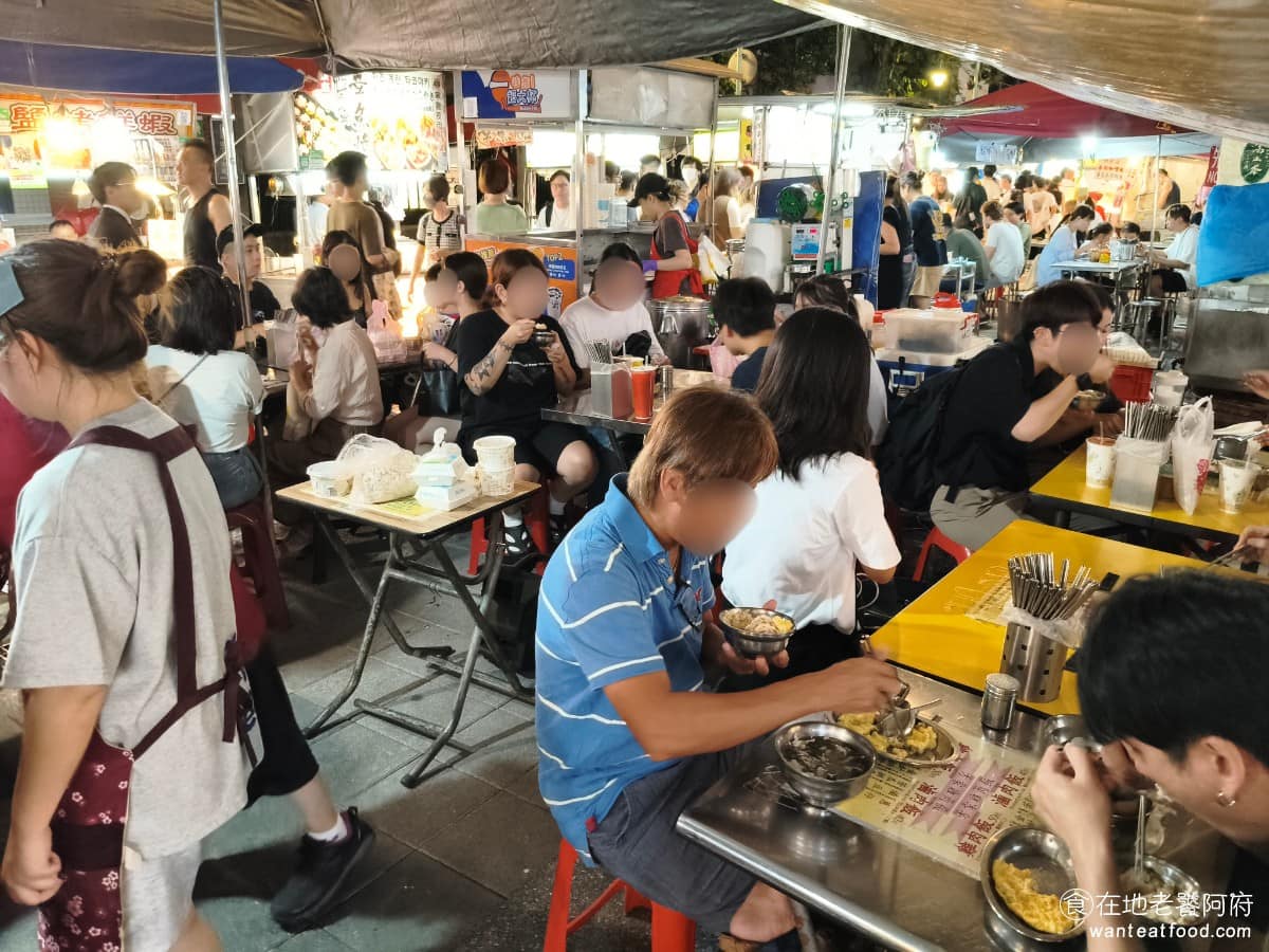 方家雞肉飯 方家雞肉飯菜單 方家雞肉飯推薦 大同區美食 大同美食 攤位本身是傳統夜市推車形式，沒有華麗的裝潢，桌椅是併排的露天座位，用餐時段幾乎座無虛席，環境比較擁擠吵雜。 @在地老饕阿府