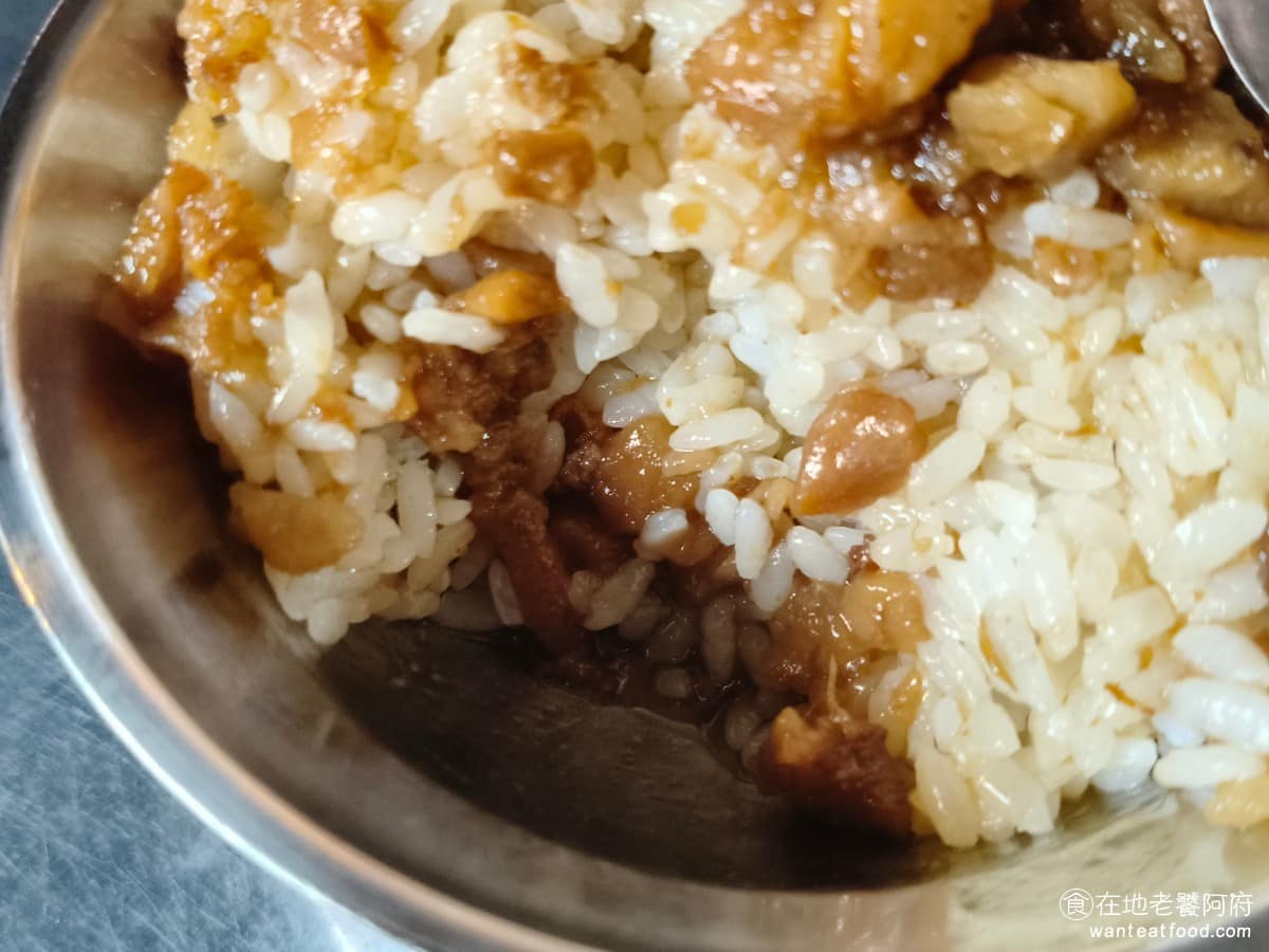 方家雞肉飯 方家雞肉飯菜單 方家雞肉飯推薦 大同區美食 大同美食 相較於雞肉飯，滷肉飯底部的醬汁則比較少，所以吃起來會覺得沒有那麼濕潤，米飯則和雞肉飯一樣，也是很硬。 @在地老饕阿府