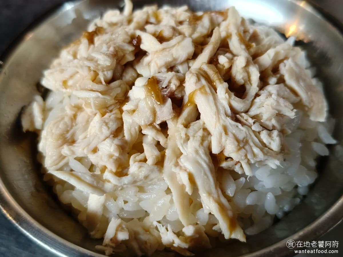 方家雞肉飯 方家雞肉飯菜單 方家雞肉飯推薦 大同區美食 大同美食 雞絲肉質軟嫩、味道入味，油蔥香氣濃郁，底部的醬汁才是整碗飯的靈魂，鹹度偏鹹、香味明顯。建議吃的時候，用湯匙從底部挖，將醬汁和飯拌勻再吃，味道會最香。 @在地老饕阿府