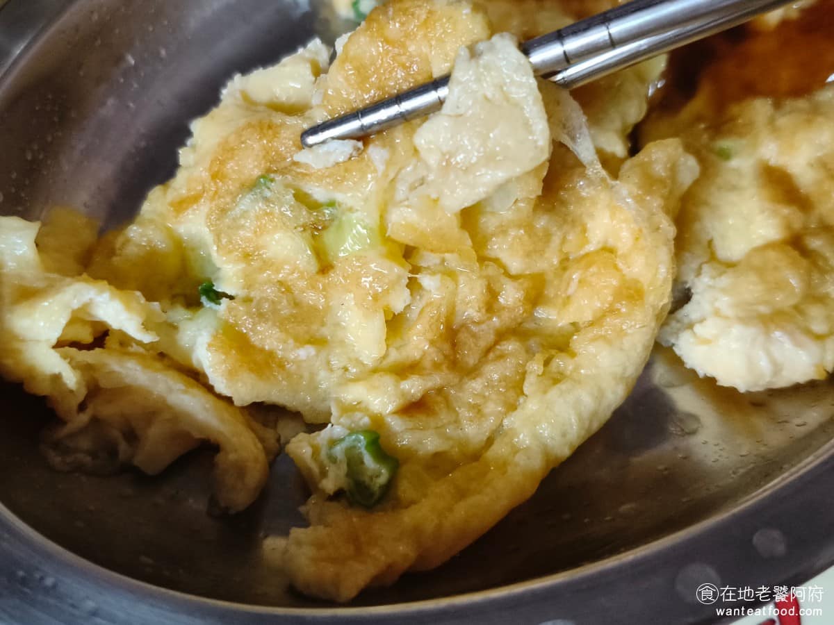 方家雞肉飯 方家雞肉飯菜單 方家雞肉飯推薦 大同區美食 大同美食 每一口都是滿滿的蛋香，預設不會加醬油膏，想吃鹹一點，可以主動跟店家要，加了之後味道更提味，但鹹度也會明顯往上升，怕鹹的人，可以斟酌。 @在地老饕阿府