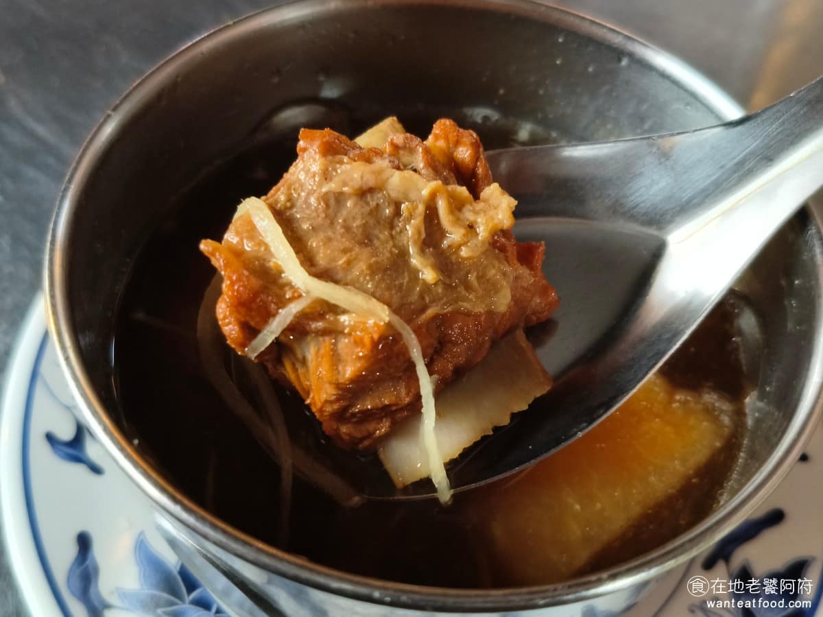 方家雞肉飯 方家雞肉飯菜單 方家雞肉飯推薦 大同區美食 大同美食 排骨煮到顏色變深，吃起來比苦瓜排骨湯重一點。 @在地老饕阿府