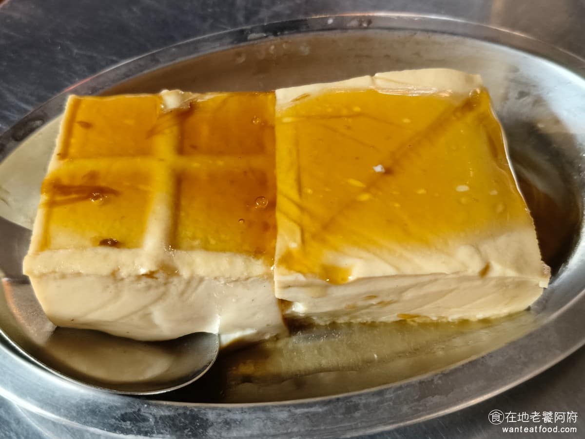方家雞肉飯 方家雞肉飯菜單 方家雞肉飯推薦 大同區美食 大同美食 滷豆腐 一份兩大塊，外表看起來就是一般板豆腐，滷色不深，但吃起來裡面相當綿密軟嫩，不用咬就能化開。鹹甜的滷汁跟醬油膏味道搭得剛好，難怪很多人都大推。 @在地老饕阿府