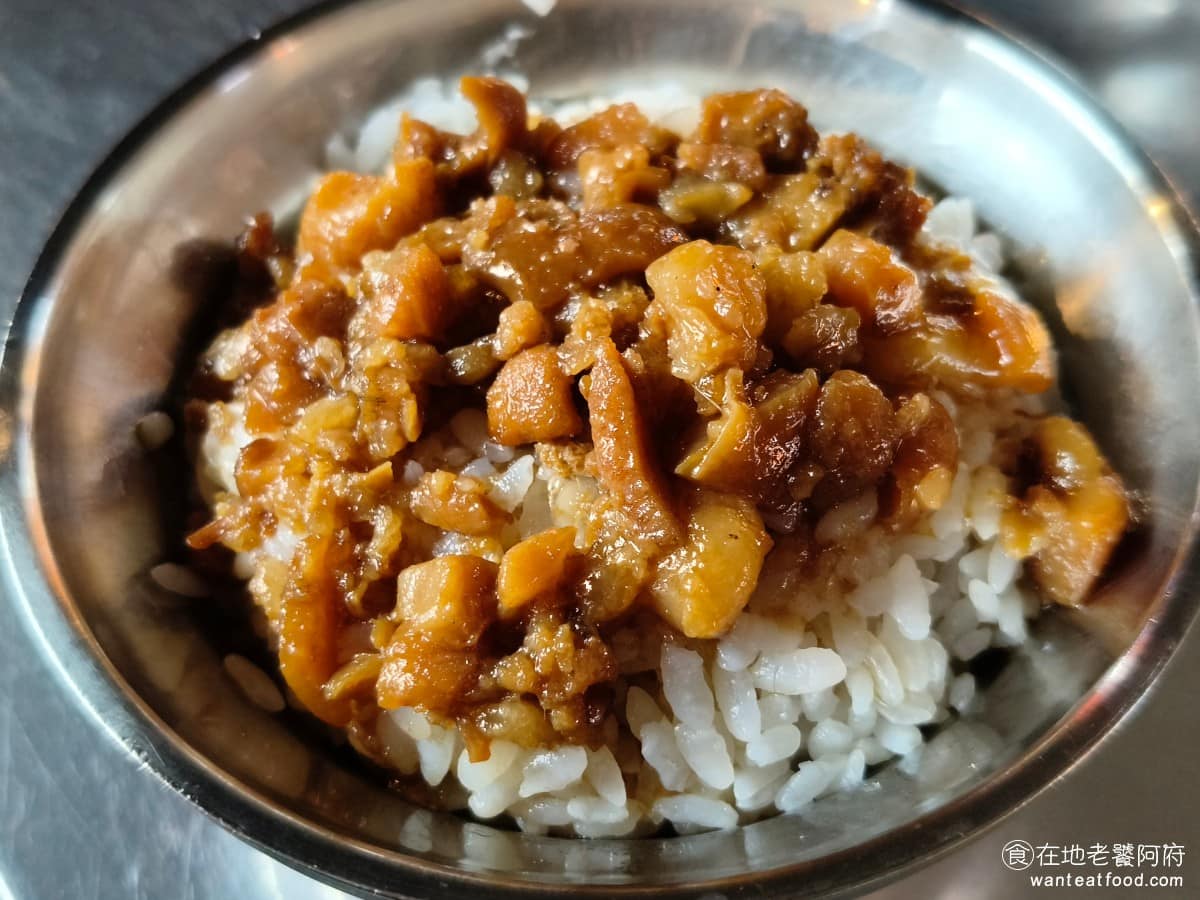 方家雞肉飯 方家雞肉飯菜單 方家雞肉飯推薦 大同區美食 大同美食 滷肉飯 滷汁走的是南部口味，偏甜帶鹹肥瘦比例大約 8 比 2，肥肉占比較高，入口會有明顯的膠質感。米飯也是粒粒分明。喜歡吃油潤口感的人，會覺得很下飯。 @在地老饕阿府
