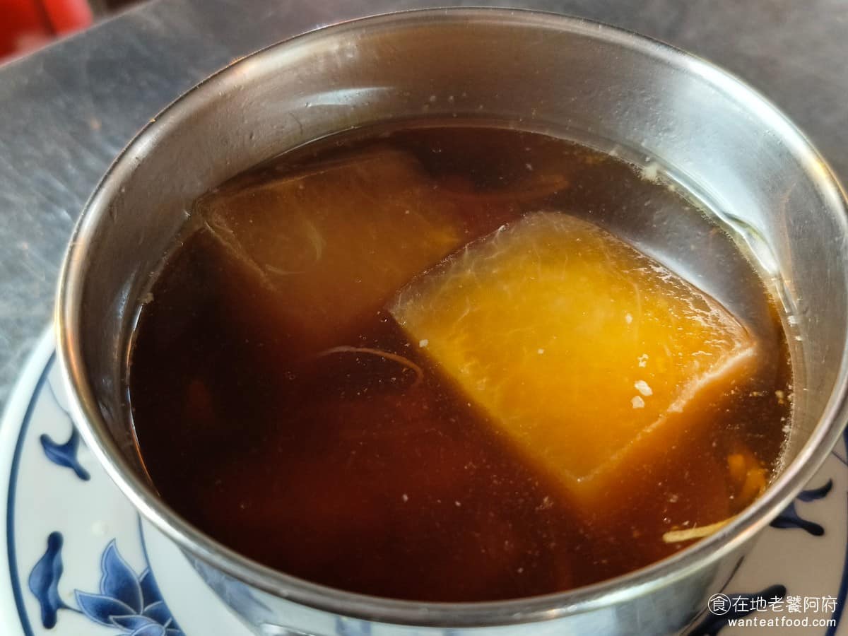方家雞肉飯 方家雞肉飯菜單 方家雞肉飯推薦 大同區美食 大同美食 冬瓜蛤蜊排骨湯 在苦瓜排骨湯的基礎上，換成冬瓜跟蛤蜊，層次比單喝苦瓜排骨湯更豐富，同時吃得到冬瓜跟蛤蜊兩種鮮味，算是幾款湯裡比較特別的一款，冬瓜比例加得重。 @在地老饕阿府