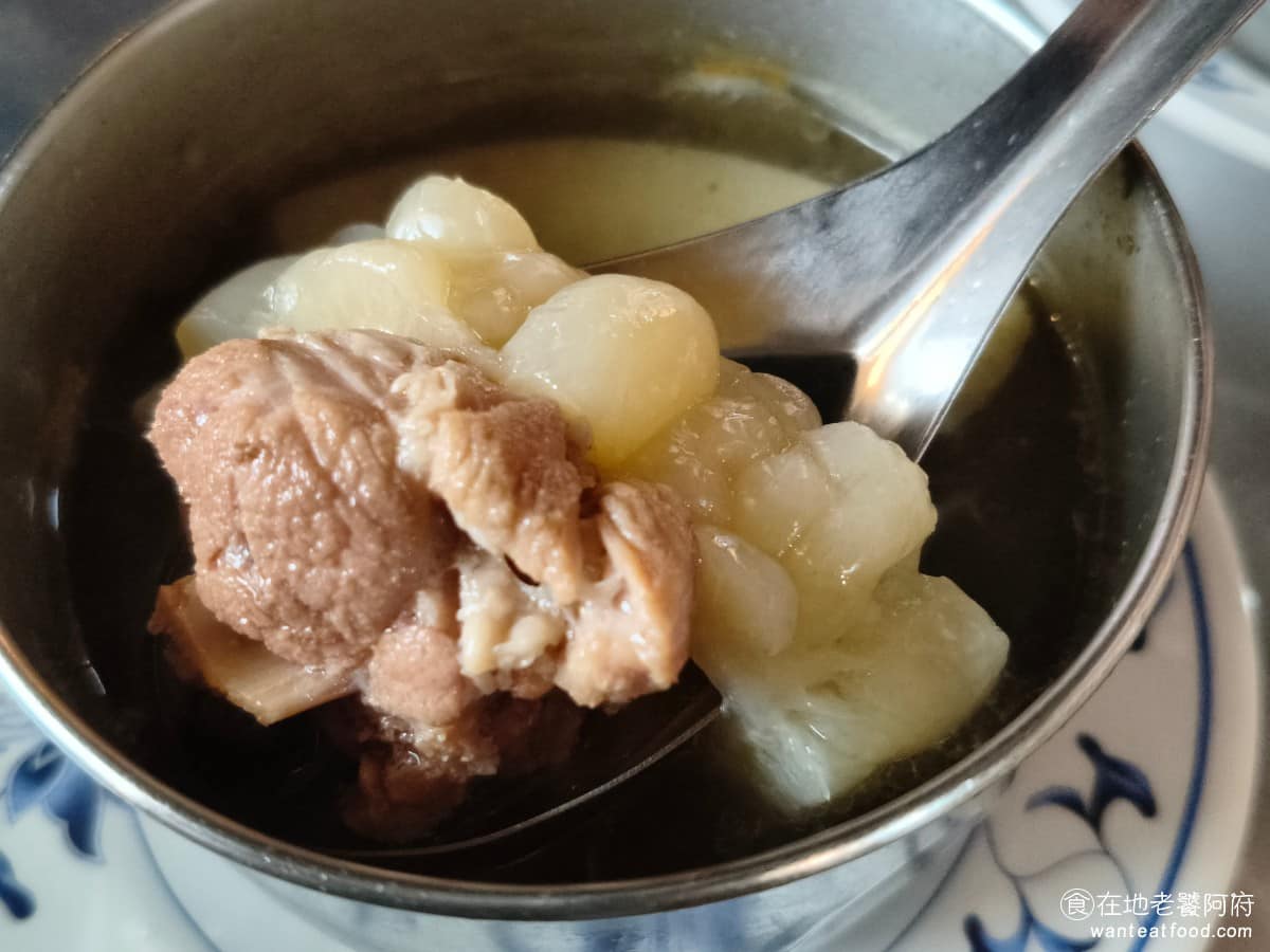 方家雞肉飯 方家雞肉飯菜單 方家雞肉飯推薦 大同區美食 大同美食 苦瓜本身煮到偏軟、入口不苦，代表苦味都釋放到湯裡了。燉煮時間拉得比較長，排骨的肉可以吃，只是肉質偏硬，不算軟嫩。 @在地老饕阿府