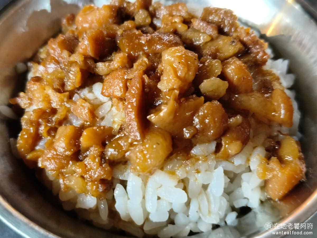 方家雞肉飯 方家雞肉飯菜單 方家雞肉飯推薦 大同區美食 大同美食 滷肉本身滷得夠香，肥瘦比例算均勻，鹹度足夠不會太甜，但整體味道比雞肉飯清淡不少，所以多數人吃完會覺得滷肉飯相對普通，存在感被雞肉飯蓋過去。 @在地老饕阿府