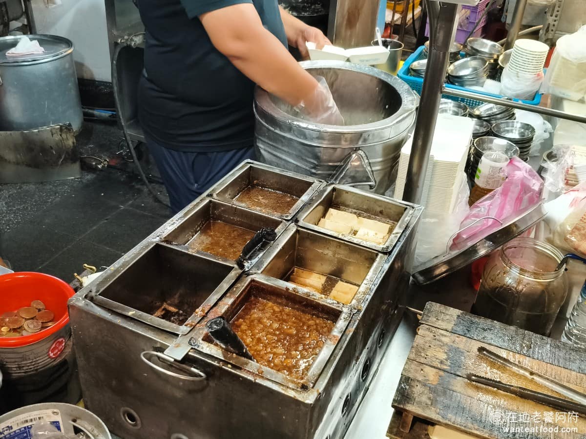 方家雞肉飯 方家雞肉飯菜單 方家雞肉飯推薦 大同區美食 大同美食 《方家雞肉飯》開業至今已經超過 40 年，目前由第二代接手經營，延續上一代的作法，雞肉飯跟滷肉飯的醬汁配方，基本上維持原本的好味道。 @在地老饕阿府