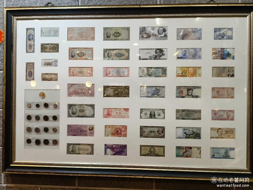 台北東一排骨總店 台北東一排骨總店菜單 台北東一排骨總店推薦 中正區美食 中正美食 西門美食 整間店參考早期紅包場和西餐廳的概念設計，牆上的擺設有流星燈、七彩水晶球、古董收藏品，還貼著各國的舊錢幣。 @在地老饕阿府