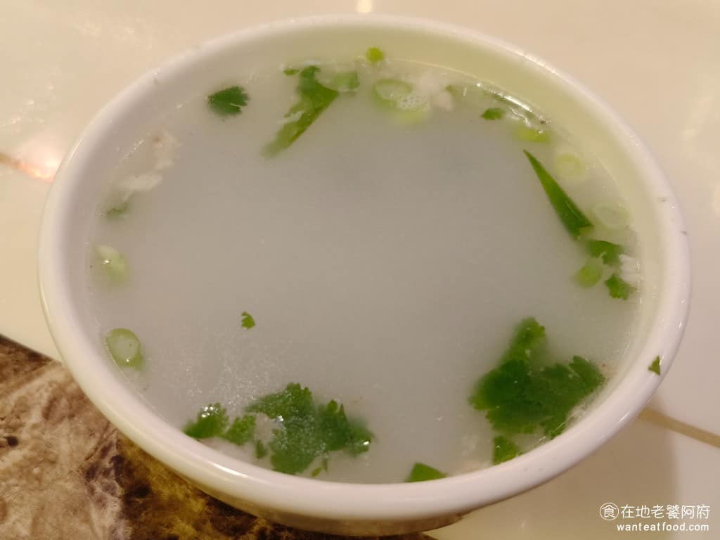 台北東一排骨總店 台北東一排骨總店菜單 台北東一排骨總店推薦 中正區美食 中正美食 西門美食 點飯類會附贈一碗湯，湯裡面料很多，有黑木耳和雞肉，湯頭清甜、不油膩，喝起來有家常菜的感覺，有時候是竹筍白木耳湯，或味噌湯，都是時令湯品。 @在地老饕阿府