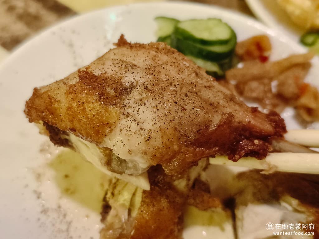 台北東一排骨總店 台北東一排骨總店菜單 台北東一排骨總店推薦 中正區美食 中正美食 西門美食 不過有時候火候沒掌握好，可能會炸的偏乾柴，我來吃過很多次，這次的雞腿肉質就不錯，吃起來不會太乾。 @在地老饕阿府