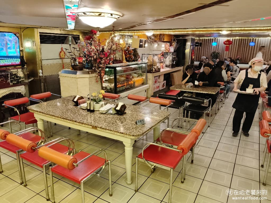 台北東一排骨總店 台北東一排骨總店菜單 台北東一排骨總店推薦 中正區美食 中正美食 西門美食 《台北東一排骨總店》因為環境超有年代感，甚至成為Netflix台劇《媽，別鬧了》的拍攝場景，很多人專程來朝聖，店內完全不用擔心沒位子坐，而且夏天冷氣很強。 @在地老饕阿府