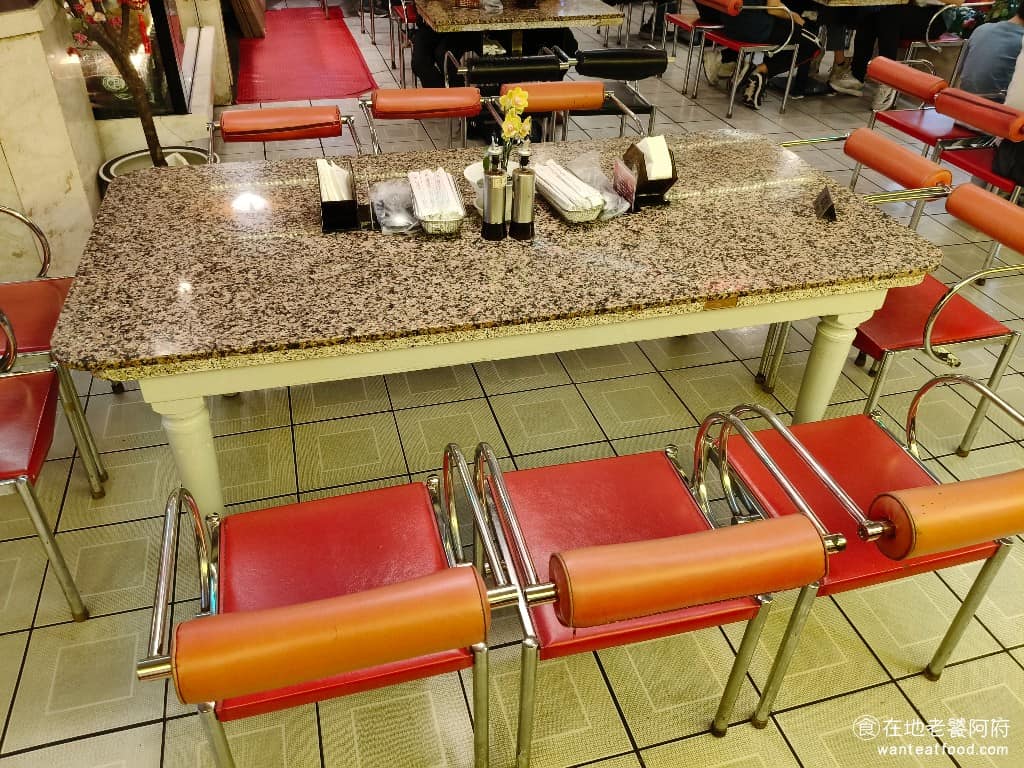 台北東一排骨總店 台北東一排骨總店菜單 台北東一排骨總店推薦 中正區美食 中正美食 西門美食 服務方式也很傳統，要先到櫃台點餐、結帳，再找位置坐。不給號碼牌，老服務人員全憑記憶送餐。 @在地老饕阿府