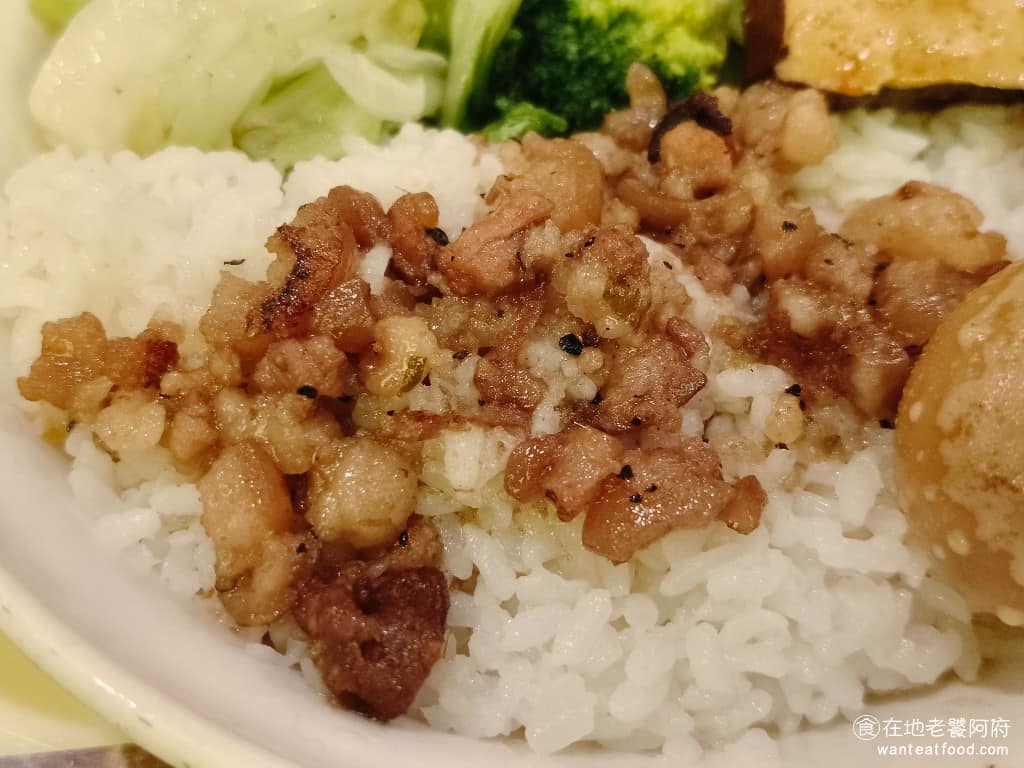 台北東一排骨總店 台北東一排骨總店菜單 台北東一排骨總店推薦 中正區美食 中正美食 西門美食 白飯上面淋了特製肉燥，這個滷肉吃得到很多膠質，帶有豬皮，吃起來非常Q彈，口感很讚，鹹甜適中，很下飯。 @在地老饕阿府