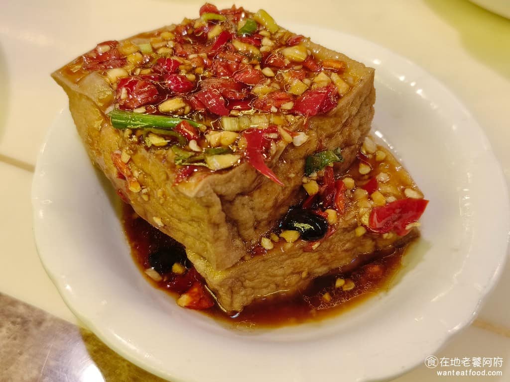 台北東一排骨總店 台北東一排骨總店菜單 台北東一排骨總店推薦 中正區美食 中正美食 西門美食 油豆腐 上面加了滿滿的辣椒，看起來超級辣，但結果吃起來完全不辣，油豆腐很大塊，吃的到豆香味，搭配醬汁，味道還行。 @在地老饕阿府