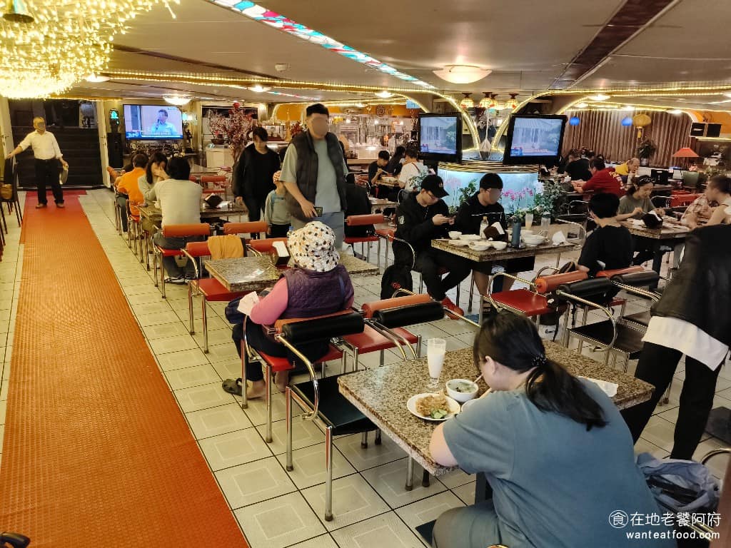 台北東一排骨總店 台北東一排骨總店菜單 台北東一排骨總店推薦 中正區美食 中正美食 西門美食 店裡的客人以年長者居多，學生較少，老客人居多，用餐時間做得滿滿的，桌子是傳統實木椅。 @在地老饕阿府