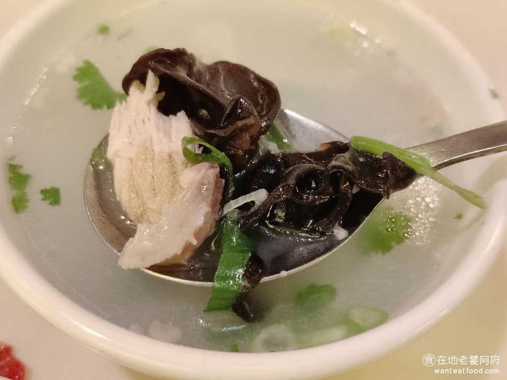 台北東一排骨總店 台北東一排骨總店菜單 台北東一排骨總店推薦 中正區美食 中正美食 西門美食 附湯份量，其實給得已經很多了，所以單純想配湯的人，並不需要再額外點貢丸湯或是魚丸湯 60 元。 @在地老饕阿府