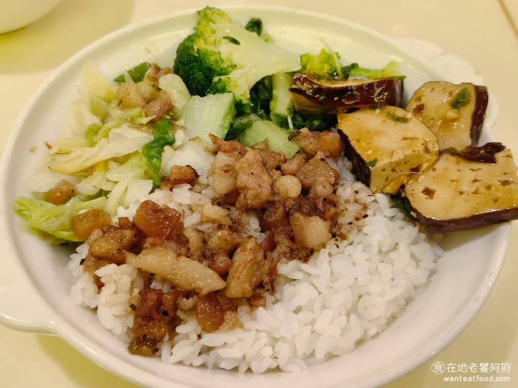 台北東一排骨總店 台北東一排骨總店菜單 台北東一排骨總店推薦 中正區美食 中正美食 西門美食 點飯類，炸排骨、炸雞腿，會單獨放一盤，白飯、配菜放另外一盤，還會附上一碗例湯。 @在地老饕阿府