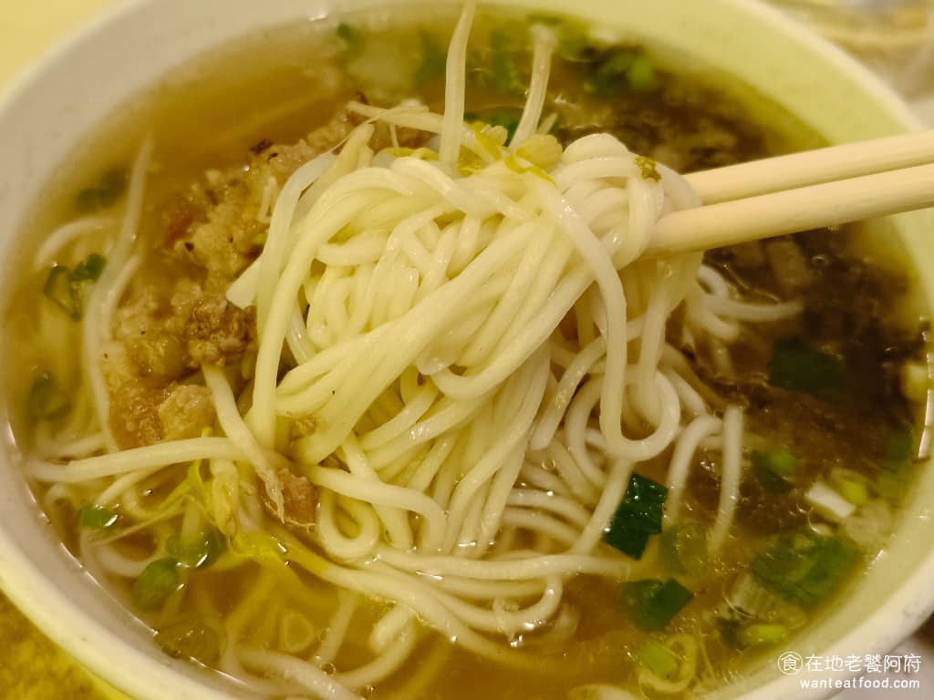 台北東一排骨總店 台北東一排骨總店菜單 台北東一排骨總店推薦 中正區美食 中正美食 西門美食 麵的份量給得很多，整碗吃完非常飽足，原本想說一個人可以吃完一份排骨飯，再吃完一碗陽春麵，但結果發現，這樣的份量，對單人來說，還是太多了。 @在地老饕阿府