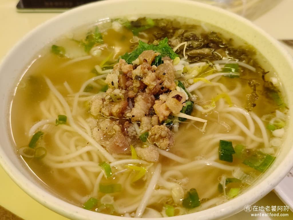 台北東一排骨總店 台北東一排骨總店菜單 台北東一排骨總店推薦 中正區美食 中正美食 西門美食 陽春麵 陽春麵的湯頭清淡，吃起來很清爽，裡面有酸菜，所以湯頭酸酸的，非常開胃，適合不想吃太油膩的人。 @在地老饕阿府