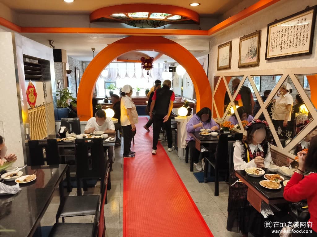 台北東一排骨總店 台北東一排骨總店菜單 台北東一排骨總店推薦 中正區美食 中正美食 西門美食 往裡面走，還有樓梯通往上層，是樓上的用餐空間，整間店真的很大，如果想安靜一點，可以走到後面坐。 @在地老饕阿府