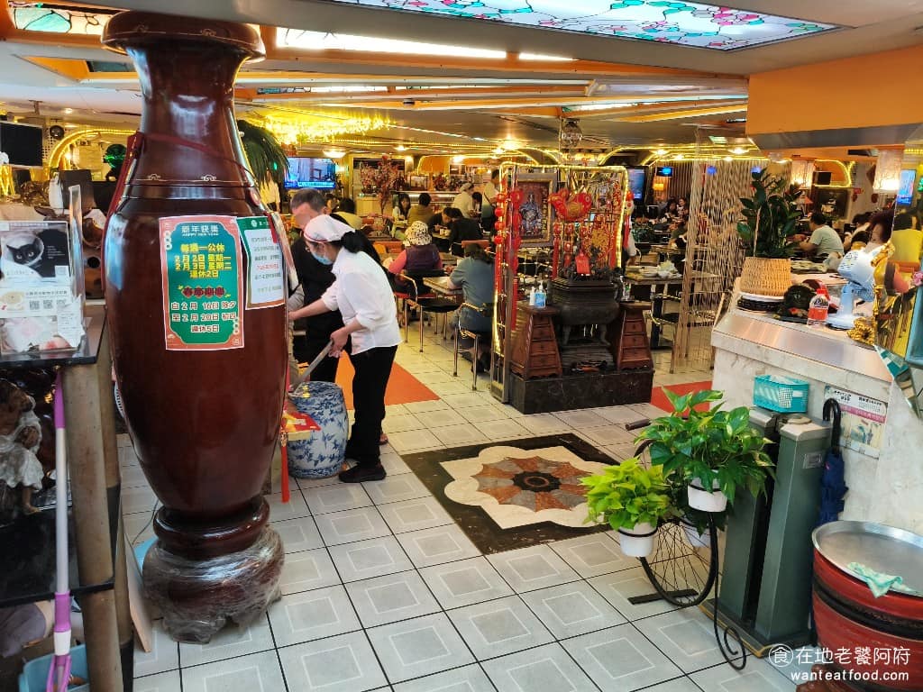 台北東一排骨總店 台北東一排骨總店菜單 台北東一排骨總店推薦 中正區美食 中正美食 西門美食 《台北東一排骨總店》最吸引人的不只是排骨飯，而是整個用餐環境，像極了 70 年代的夜總會，走進去還會以為自己走錯地方。 @在地老饕阿府