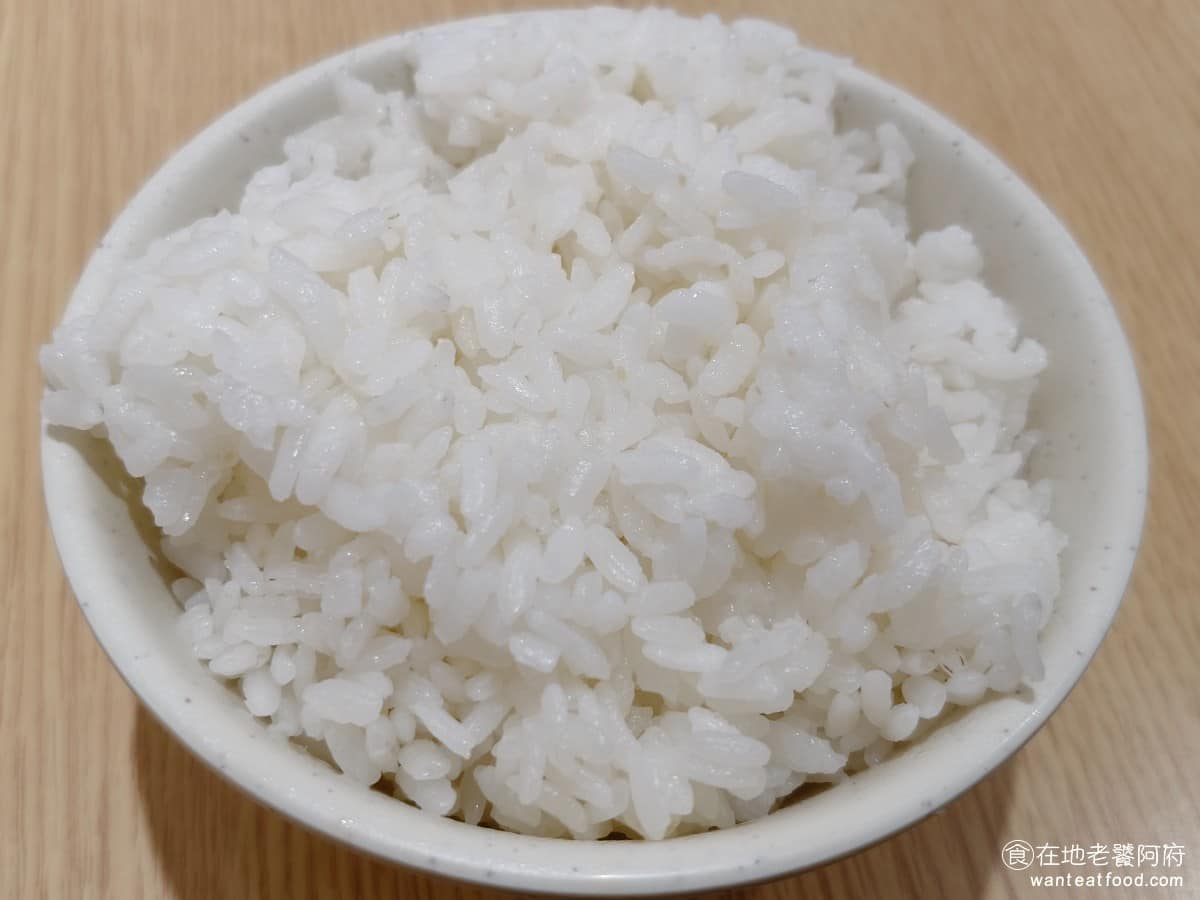 王水成老店水成館 王水成老店水成館菜單 王水成老店水成館推薦 深坑區美食 深坑美食 台灣小吃 臭豆腐 白飯 如果有點麻辣臭豆腐的話，建議可以搭配一碗白飯，配著吃吃起來會更順口。 @在地老饕阿府