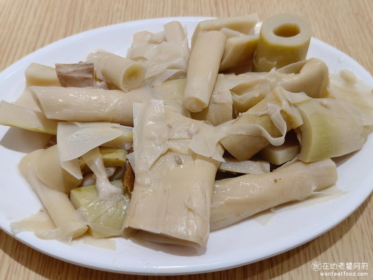 王水成老店水成館 王水成老店水成館菜單 王水成老店水成館推薦 深坑區美食 深坑美食 台灣小吃 臭豆腐 滷桂竹筍 深坑四寶之一，筍子帶有微微的酸味，口感微脆，纖維感明顯，但不老完全沒有滷過頭後那種爛糊感，吃起來清爽開胃。 @在地老饕阿府