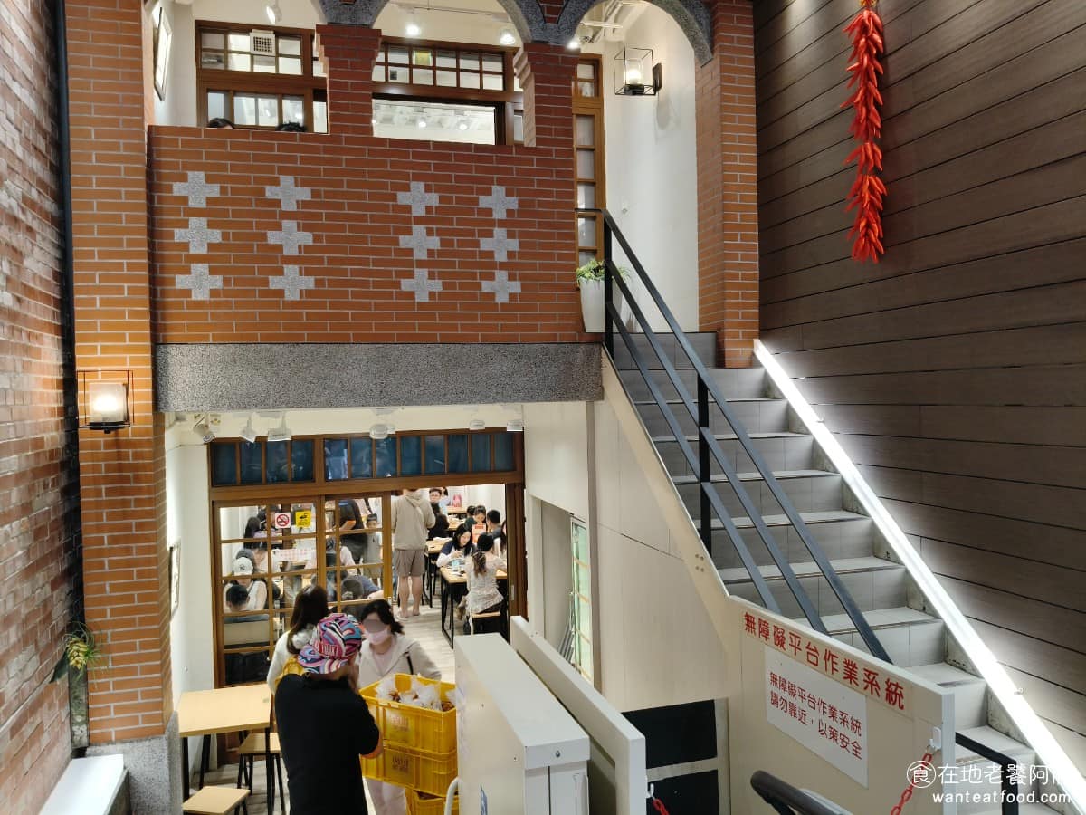 王水成老店水成館 王水成老店水成館菜單 王水成老店水成館推薦 深坑區美食 深坑美食 台灣小吃 臭豆腐 水成館位在深坑老街中，有一、二樓兩層用餐空間，老店重新翻新，店面裝潢明亮新穎，貼心設有無障礙升降梯。一樓座位較緊湊，二樓則相對寬敞，但部分座位的桌距仍較近。 @在地老饕阿府