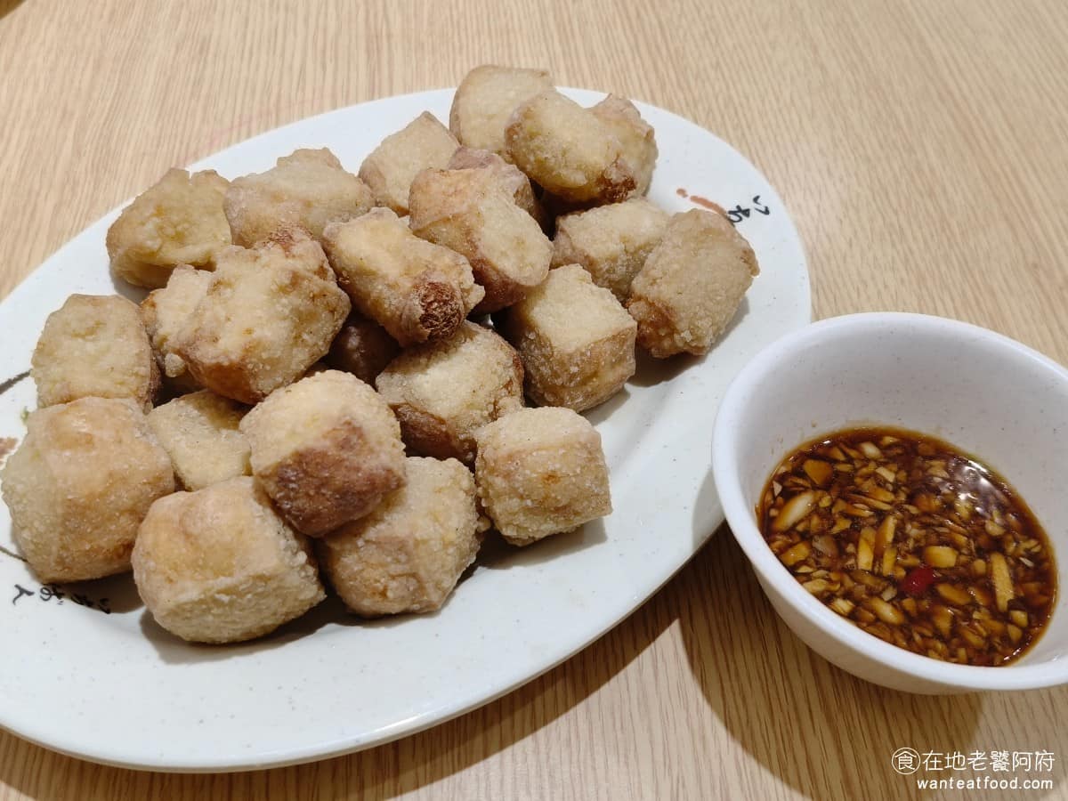 王水成老店水成館 王水成老店水成館菜單 王水成老店水成館推薦 深坑區美食 深坑美食 台灣小吃 臭豆腐 炸手工豆腐 原本還以為是酥炸臭豆腐，但裡面是原味豆腐，完全沒有臭豆腐的氣味，吃起來非常的清淡。 @在地老饕阿府