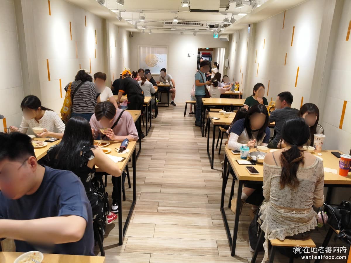 王水成老店水成館 王水成老店水成館菜單 王水成老店水成館推薦 深坑區美食 深坑美食 台灣小吃 臭豆腐 店內的冷氣開得很涼爽，夏天來吃感覺很舒服，如果想要找一間環境舒適的地方用餐，選這間分店絕對沒錯。 @在地老饕阿府