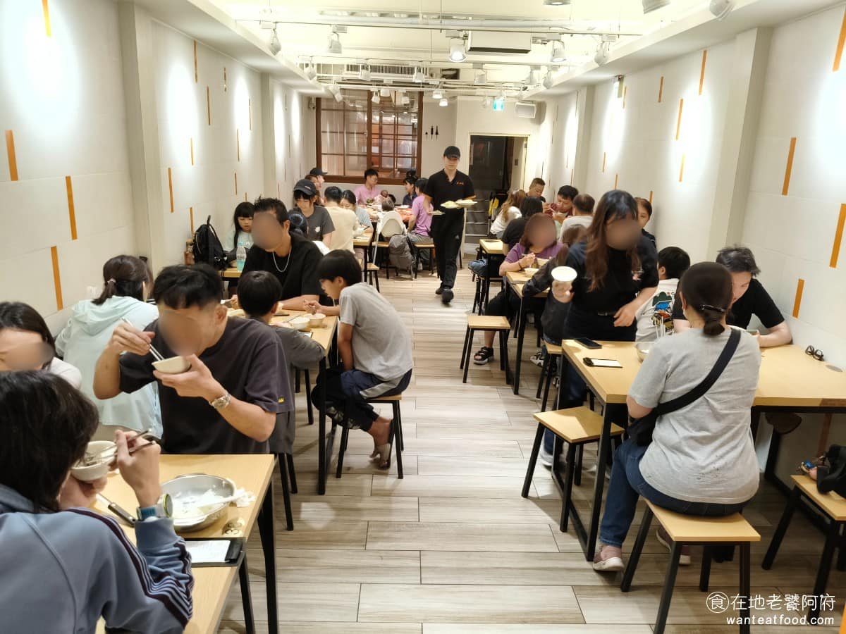 王水成老店水成館 王水成老店水成館菜單 王水成老店水成館推薦 深坑區美食 深坑美食 台灣小吃 臭豆腐 水成館近期重新翻新，環境是兩間分店中最好的，而且也位在老街中，逛街逛到一半就可以直接排隊進來吃，也不用像風華店一樣在大馬路上排隊，體驗會好很多。 @在地老饕阿府