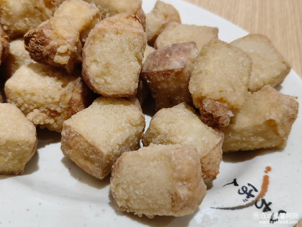 王水成老店水成館 王水成老店水成館菜單 王水成老店水成館推薦 深坑區美食 深坑美食 台灣小吃 臭豆腐 外皮炸得很酥脆，內裡豆腐軟嫩細緻，味道清淡一定要搭配店家附的蒜味醬油膏沾著吃，否則整體偏無味。整體吃起來還算可以，但沒有特別突出的地方。 @在地老饕阿府