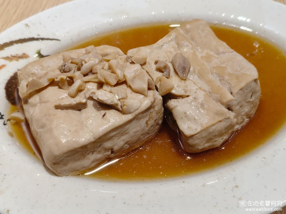 王水成老店水成館 王水成老店水成館菜單 王水成老店水成館推薦 深坑區美食 深坑美食 台灣小吃 臭豆腐 紅燒板豆腐 三種豆腐裡，口味最清爽的一款，就是單純用醬汁燉燒的豆腐，沒有麻辣也沒有蒜香，味道單純，但不寡淡。 @在地老饕阿府