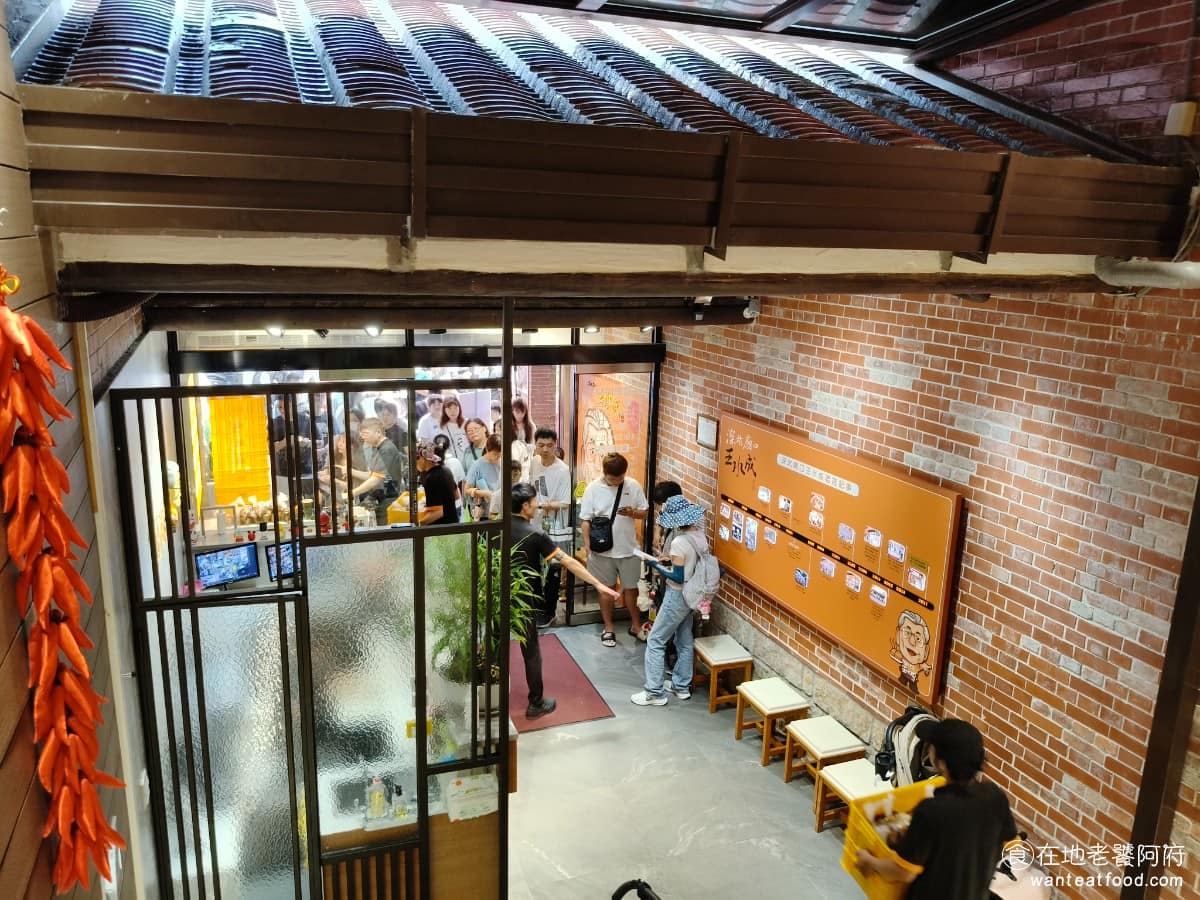 王水成老店水成館 王水成老店水成館菜單 王水成老店水成館推薦 深坑區美食 深坑美食 台灣小吃 臭豆腐 目前已傳承至第二代接手經營，等候區的椅子設計成豆腐造型，算是店內的一個小亮點。兩間分店的環境都明亮乾淨，與一般人印象中老舊小吃攤完全不同。 @在地老饕阿府