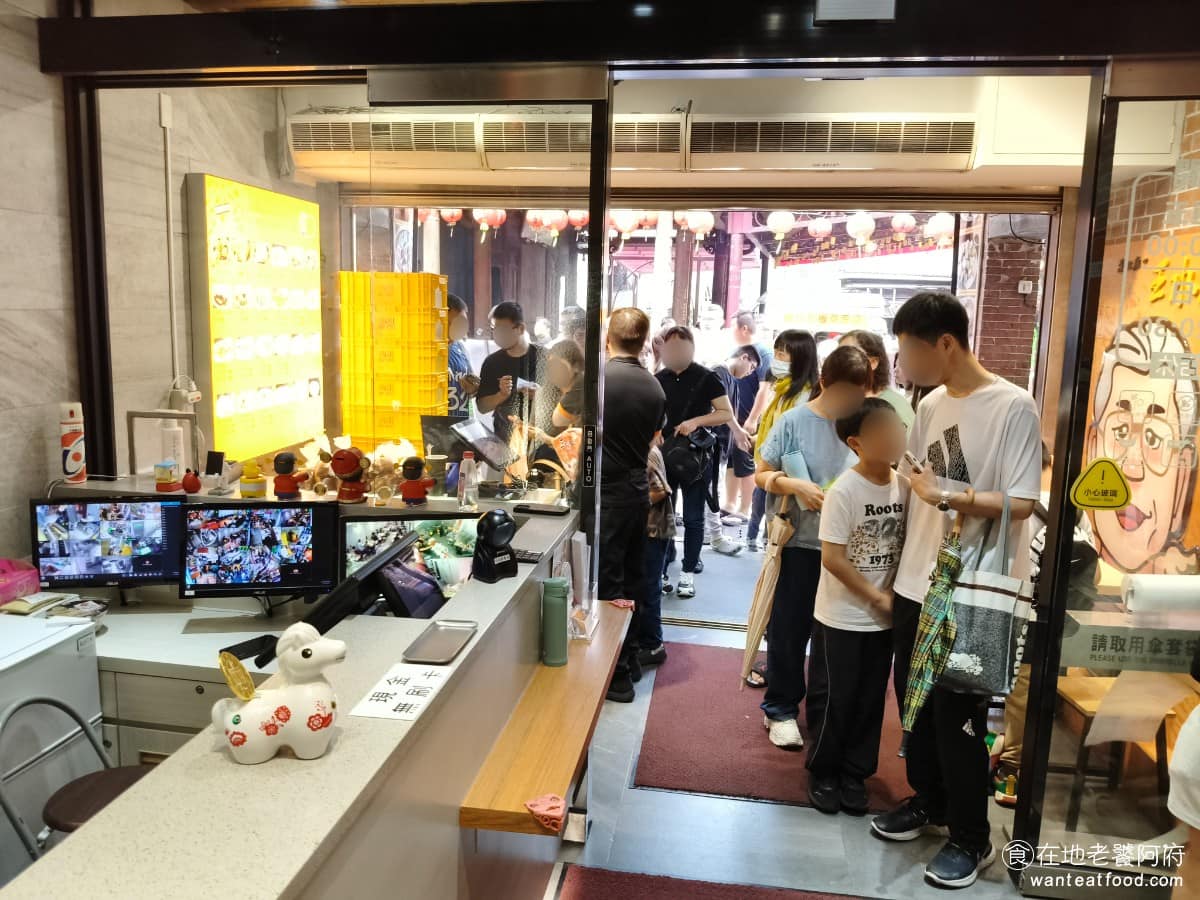 王水成老店水成館 王水成老店水成館菜單 王水成老店水成館推薦 深坑區美食 深坑美食 台灣小吃 臭豆腐 假日用餐時段，生意非常好，一、二樓幾乎座無虛席，候位是常態，但翻桌率快，通常不會等太久。 @在地老饕阿府