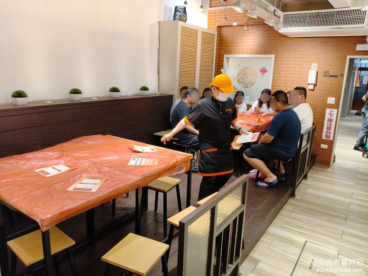 王水成老店水成館 王水成老店水成館菜單 王水成老店水成館推薦 深坑區美食 深坑美食 台灣小吃 臭豆腐 往店內走還有多人座位區，有三大張桌椅，如果是大家庭一起出遊的話，只要大桌有空位，是可以直接入座，完全不用等候。 @在地老饕阿府