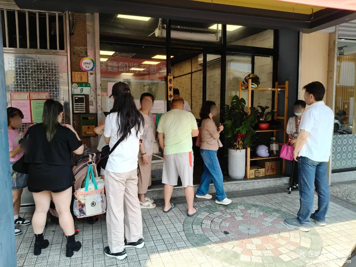 簡記排骨酥麵 簡記排骨酥麵菜單 簡記排骨酥麵推薦 北投區美食 北投美食 簡記最大的特色,就是排骨酥的做法,先醃漬入味、裹粉炸過,再裝進小鋁杯,放入蒸籠蒸熟,然後才放進湯碗。這個流程,讓排骨酥外皮變軟、肉質酥嫩。 @在地老饕阿府