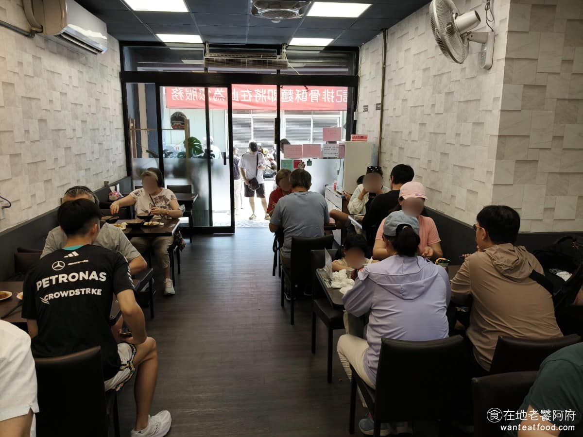 簡記排骨酥麵 簡記排骨酥麵菜單 簡記排骨酥麵推薦 北投區美食 北投美食 座位數增加了,但尖峰時間,人多時排隊一樣會排很久,我們這次來就排了快20分鐘,如果是夏天在外面等,真的很熱。 @在地老饕阿府