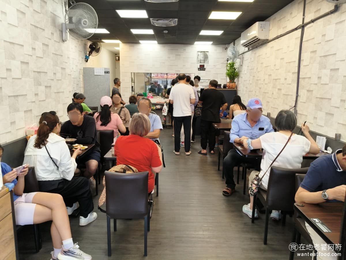 簡記排骨酥麵 簡記排骨酥麵菜單 簡記排骨酥麵推薦 北投區美食 北投美食 現址比舊店,整潔明亮不少,採光通透視覺上,舒適很多,冷氣也開得比以前涼爽。 @在地老饕阿府