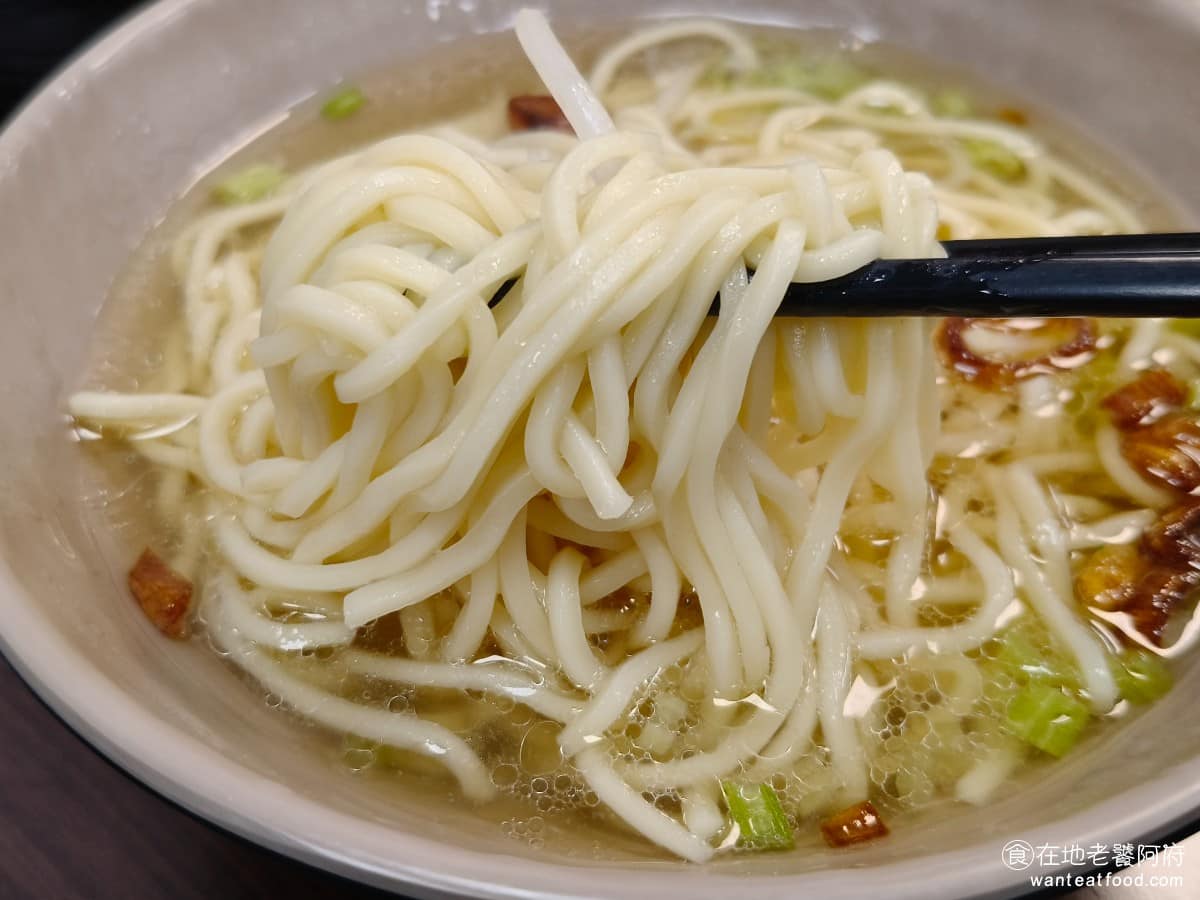 簡記排骨酥麵 簡記排骨酥麵菜單 簡記排骨酥麵推薦 北投區美食 北投美食 切仔麵的油蔥酥加得比排骨酥還要多,油蔥味更重一些,和排骨酥的湯頭,走的是完全不同的風格,也是值得推薦點的。 @在地老饕阿府