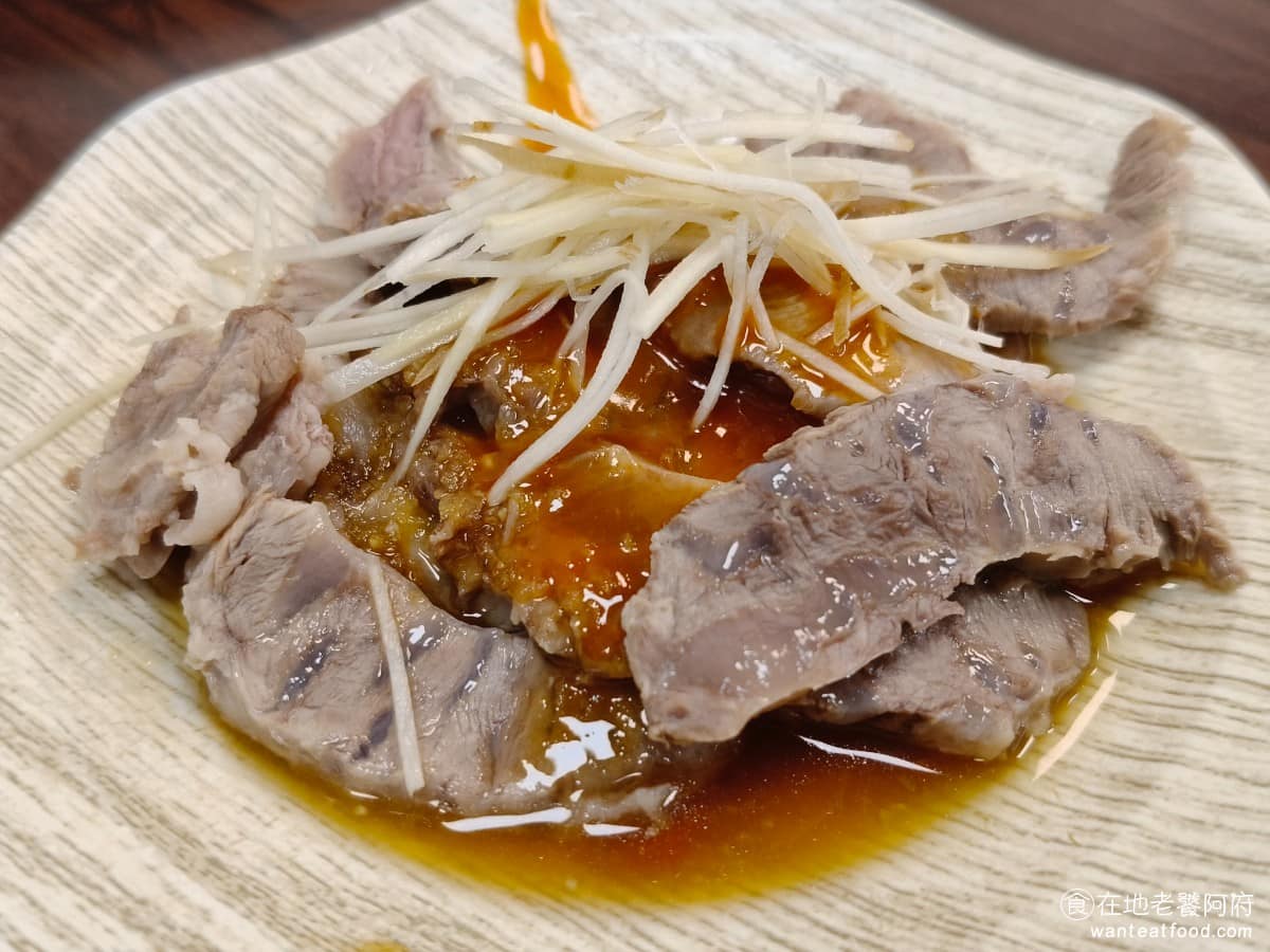 簡記排骨酥麵 簡記排骨酥麵菜單 簡記排骨酥麵推薦 北投區美食 北投美食 嘴邊肉 搭配的醬料,同樣是甜辣醬,加醬油膏,和其他小菜的風格一致。 @在地老饕阿府