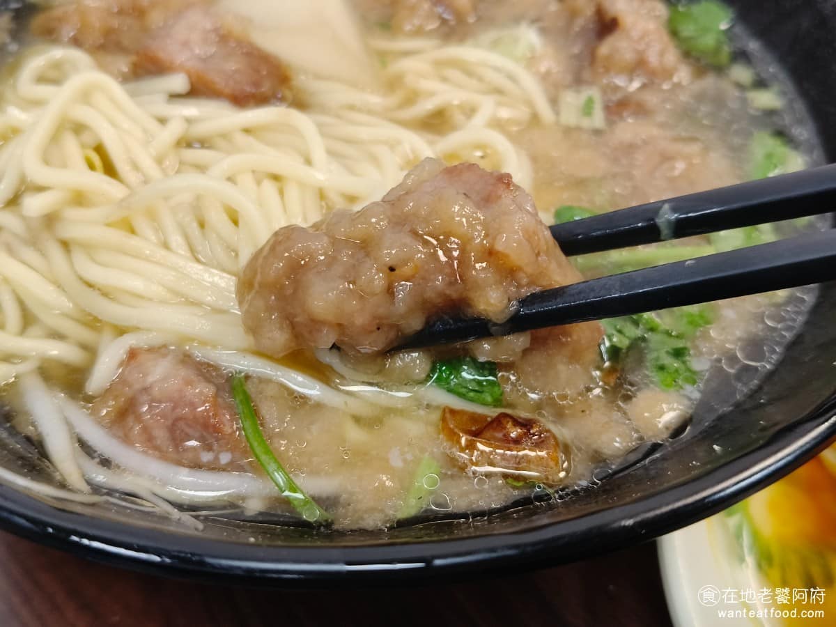 簡記排骨酥麵 簡記排骨酥麵菜單 簡記排骨酥麵推薦 北投區美食 北投美食 排骨酥塊頭大,先炸再蒸的做法,讓外皮偏軟,在湯裡吸飽湯汁後,仍保有油香與肉香,肉質軟嫩幾乎不太需要費力咬,就能入口。 @在地老饕阿府